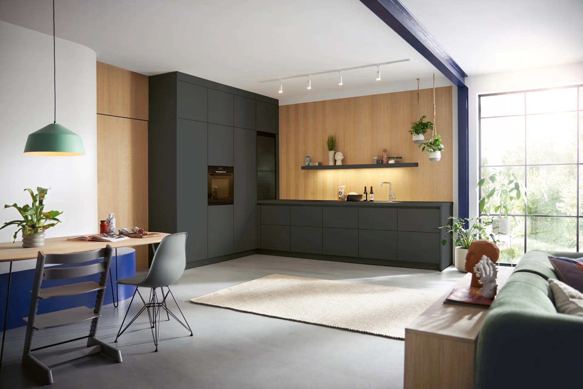 Moderne Küchenzeile mit Arbeitsplatte